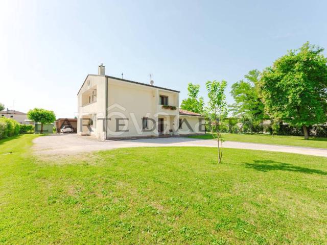 Villa Indipendente in vendita a Gaiarine, Veneto