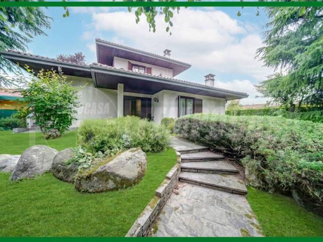 Villa Indipendente in vendita a Gallarate, Lombardia
