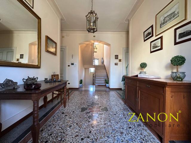 Villa Indipendente in vendita a Lucinico / Ločnik / Luzinìs, Gorizia