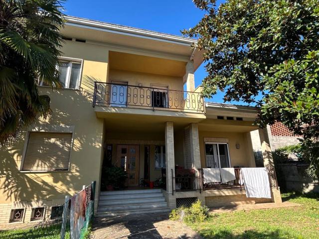 Villa Indipendente in vendita a Lucinico / Ločnik / Luzinìs, Gorizia