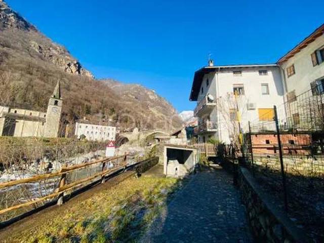 Villa Indipendente in vendita a Lillianes, Aosta
