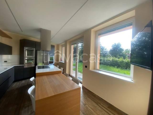 Villa Indipendente in vendita a Lipomo, Lombardia
