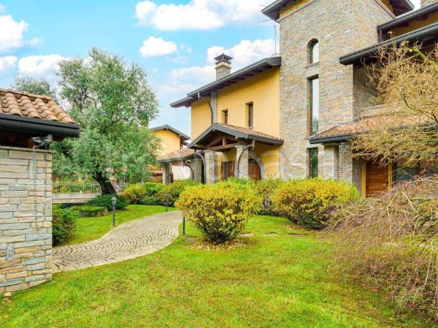 Villa Indipendente in vendita a Lonate Pozzolo, Lombardia