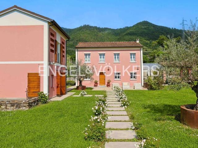 Villa Indipendente in vendita a Isola, Luni