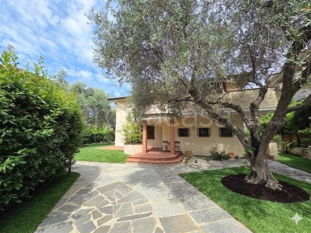 Villa Indipendente in vendita a San Carlo, Marina Di Massa