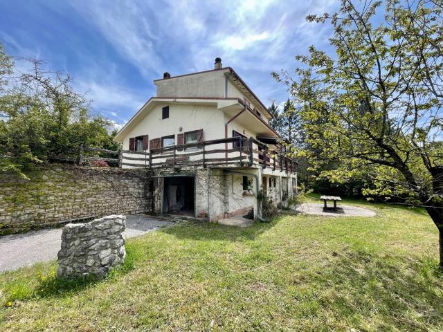 Villa Indipendente in vendita a Montereale, Abruzzo