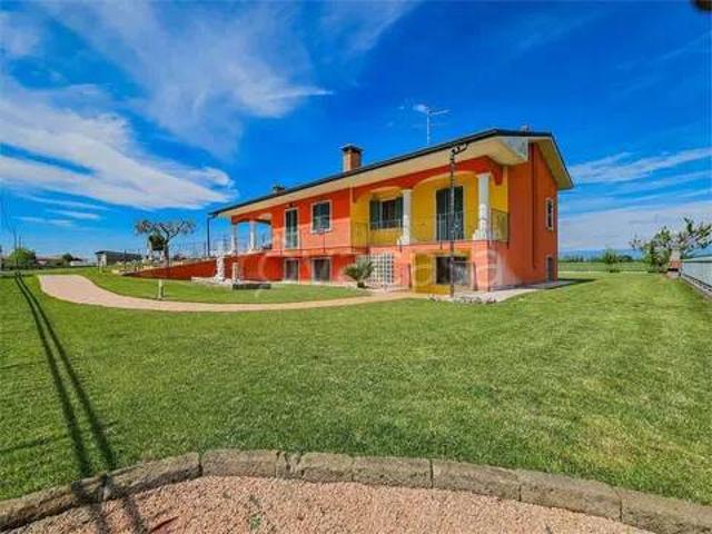 Villa Indipendente in vendita a Nogarole Rocca, Veneto
