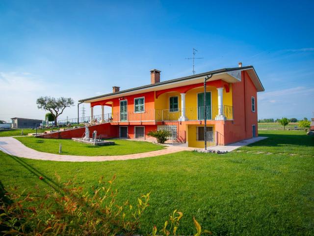 Villa Indipendente in vendita a Nogarole Rocca, Veneto