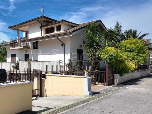 Villa Indipendente in vendita a Seconda Zona P.E.E.P., Pineto
