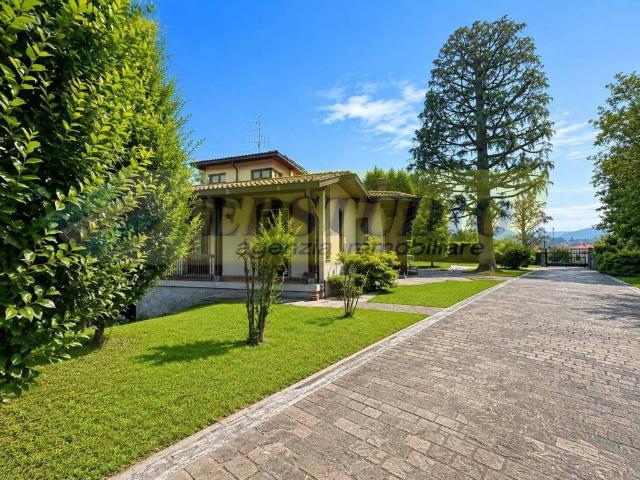Villa Indipendente in vendita a Presezzo, Lombardia