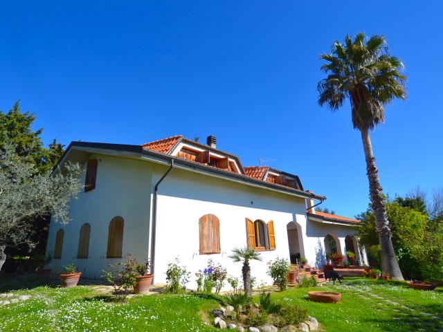 Villa Indipendente in vendita a Petrella, Marche