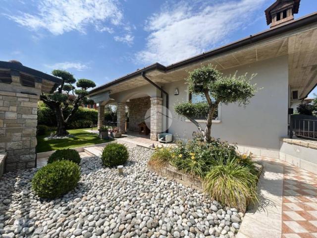 Villa Indipendente in vendita a Villaggio Famiglia, Rovato