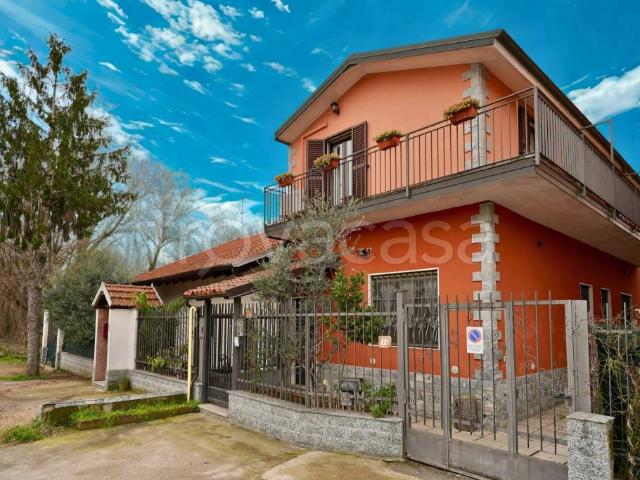 Villa Indipendente in vendita a Valleambrosia, Rozzano