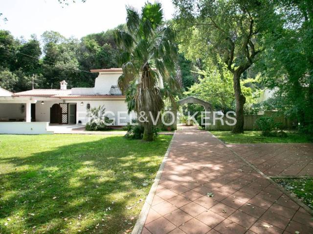Villa Indipendente in vendita a Mezzomonte, Sabaudia