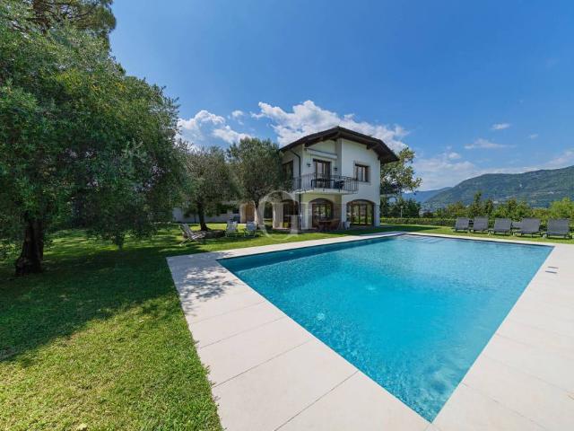 Villa Indipendente in vendita a San Felice Del Benaco, Lombardia