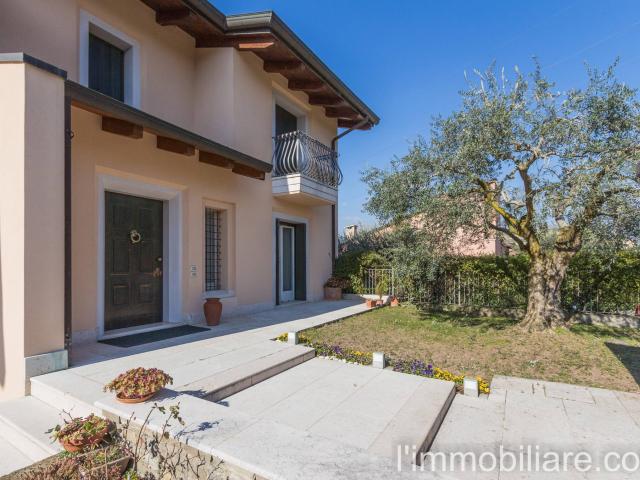 Villa Indipendente in vendita a Corrubbio di Negarine, San Pietro In Cariano