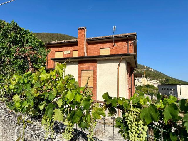 Villa Indipendente in vendita a San Pio Delle Camere, Abruzzo