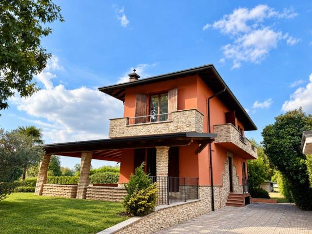 Villa Indipendente in vendita a San Salvatore, Seregno