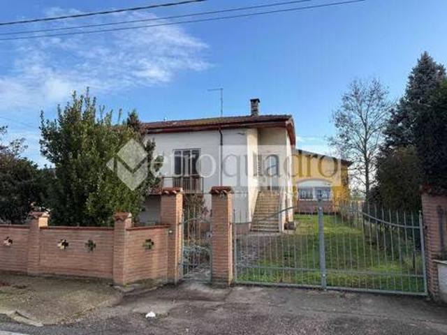 Villa Indipendente in vendita a Serravalle Po, Lombardia