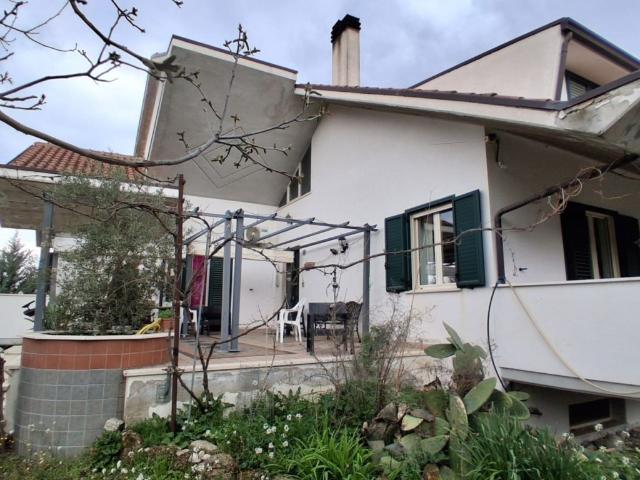 Villa Indipendente in vendita a Sulmona, Abruzzo