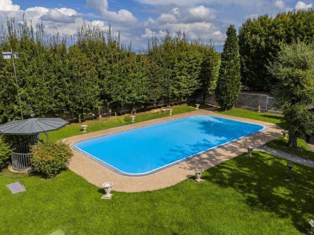 Villa Indipendente in vendita a Urgnano, Bergamo