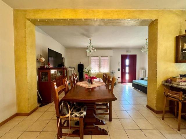 Villa Indipendente in vendita a Volpago Del Montello, Veneto