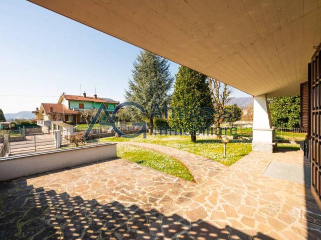 Villa Indipendente in vendita a Zandobbio, Lombardia