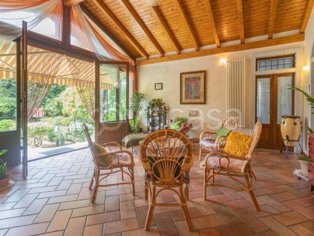 Villa Indipendente in vendita a Barzola, Angera