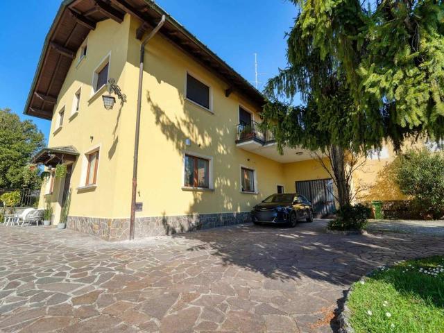 Villa Indipendente in vendita a Capiago, Capiago Intimiano