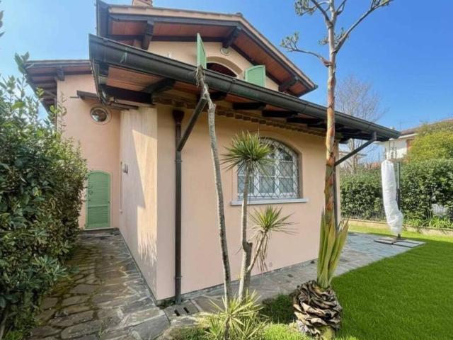 Villa Indipendente in affitto a Montignoso, Toscana