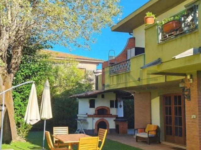 Villa Indipendente in vendita a Marina di Carrara, Carrara