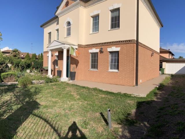 Villa Indipendente in vendita a Castello D'agogna, Lombardia