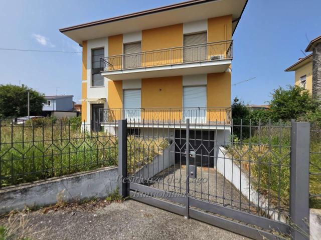 Villa Indipendente in vendita a Rivoltella del Garda, Desenzano Del Garda