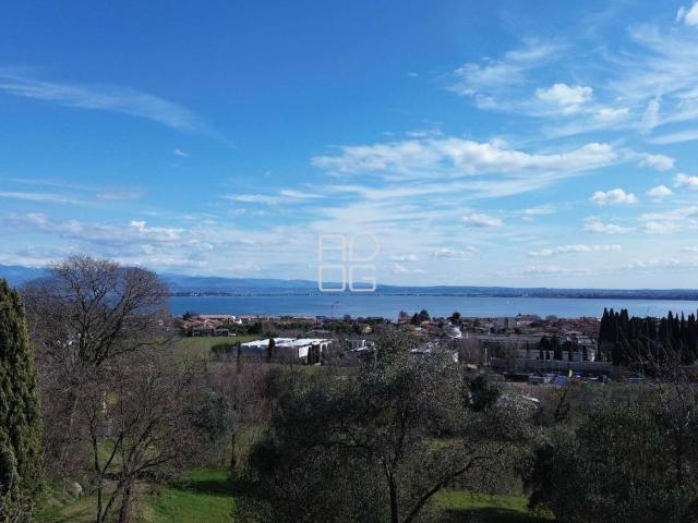 Villa Indipendente in vendita a Desenzano Del Garda, Brescia
