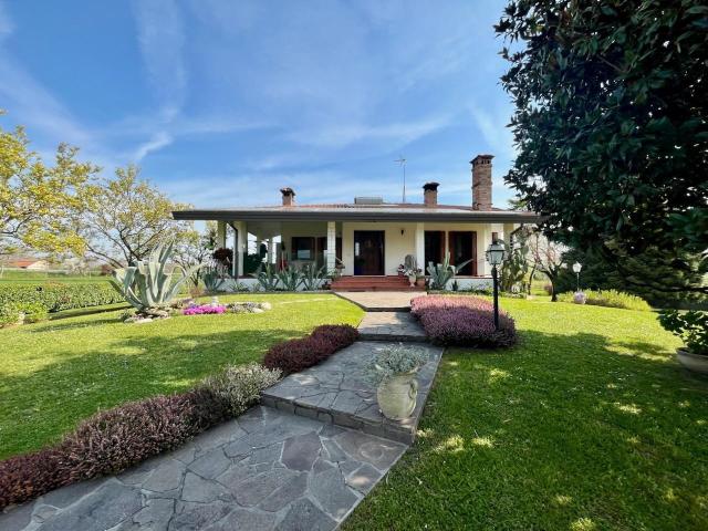 Villa Indipendente in vendita a Fiume Veneto, Friuli-Venezia Giulia