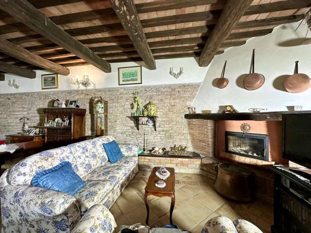 Villa Indipendente in vendita a Fossato Di Vico, Umbria