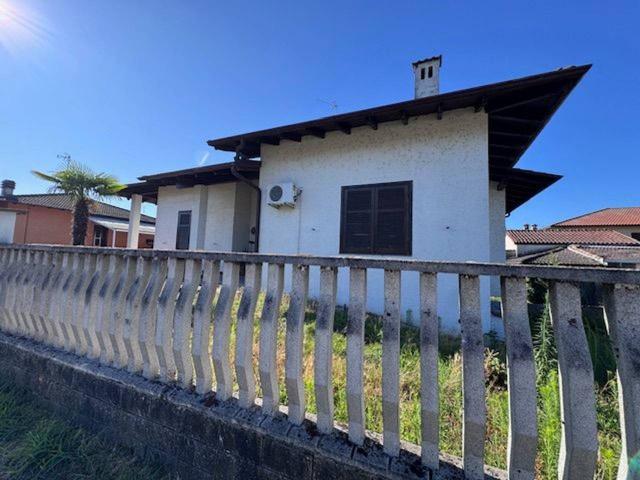 Villa Indipendente in vendita a Gambolò, Pavia