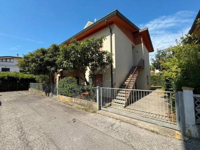 Villa Indipendente in vendita a Lignano Pineta