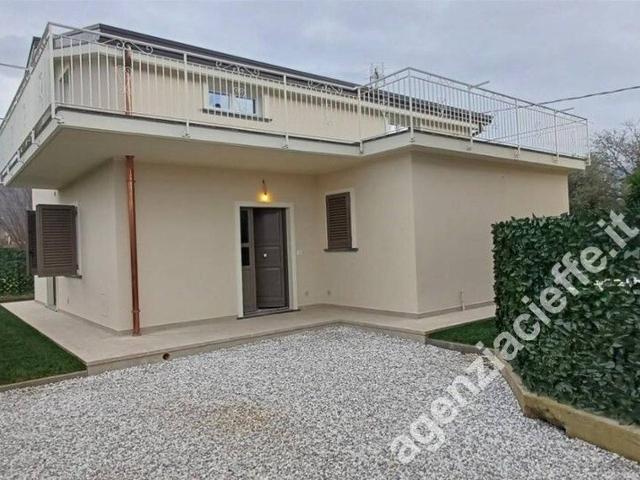 Villa Indipendente in vendita a Marina di Massa, Marina Di Massa