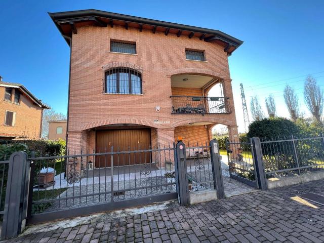 Villa Indipendente in vendita a Tre Olmi, Modena