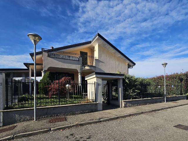Villa Indipendente in vendita a Parabiago, Lombardia