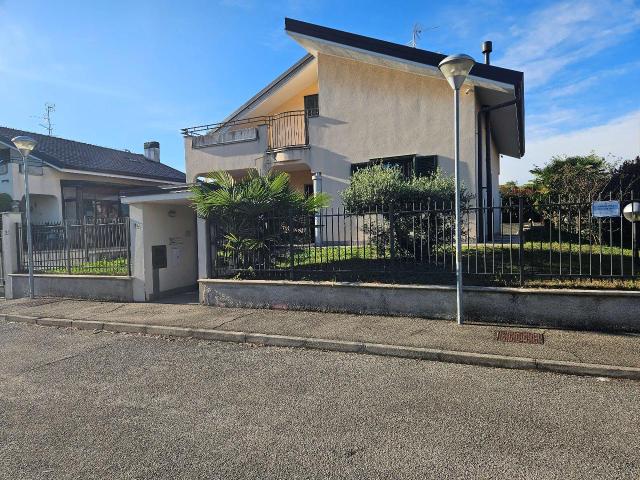 Villa Indipendente in vendita a Parabiago, Lombardia