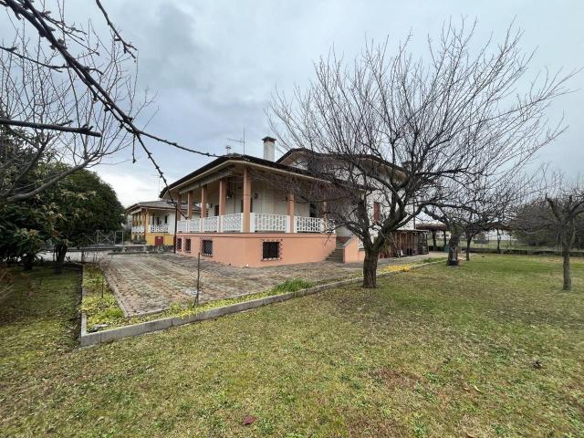 Villa Indipendente in vendita a Martignacco, Friuli-Venezia Giulia