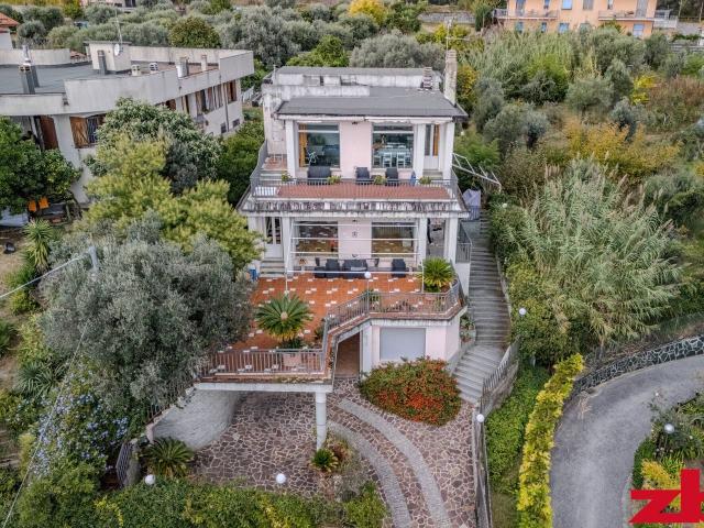 Villa Indipendente in vendita a Castagnabuona, Varazze