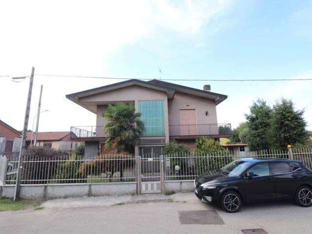Villa Indipendente in affitto a Magnago, Lombardia