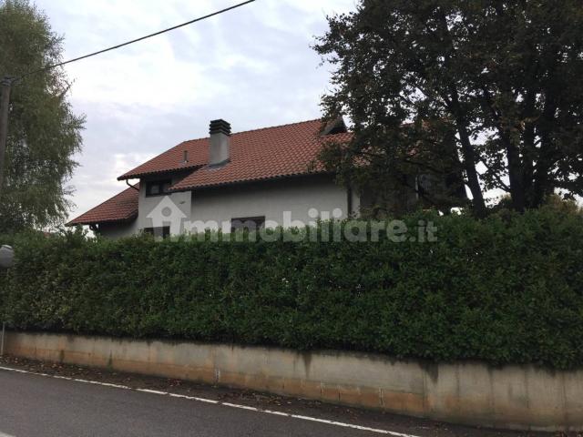 Villa Indipendente in affitto a Carnago, Lombardia