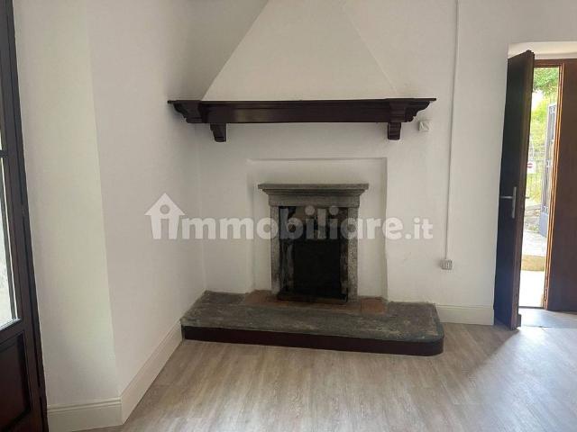 Villa Indipendente in affitto a Faggeto Lario, Lombardia