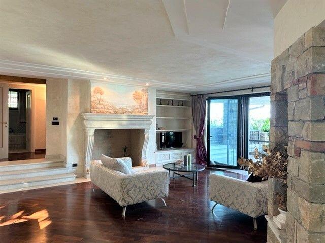 Villa Indipendente in vendita a Desenzano Del Garda, Brescia