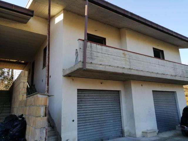 Villa Indipendente in vendita a Basciano, Abruzzo