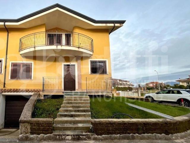 Villa Schiera in affitto a Baia E Latina, Campania